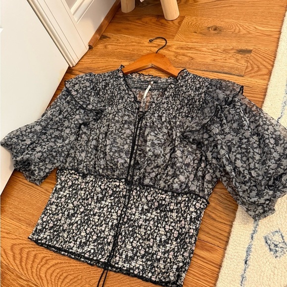 Free People Beatrice Mesh Blouse Top Floral Printed Ruffle
Smocked Sz L - Picture 13 of 13